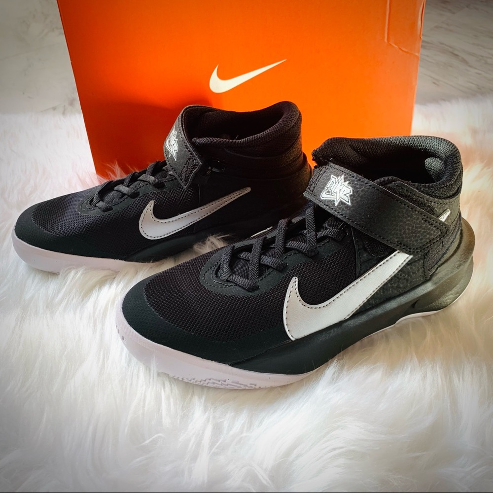 🆕 Nike Team Hustle D 10 Flyease Black Sneaker Boys 4.5Y 👟